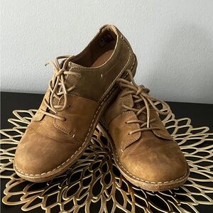 Women’s Size 8 Clarks Tan Leather Oxfords